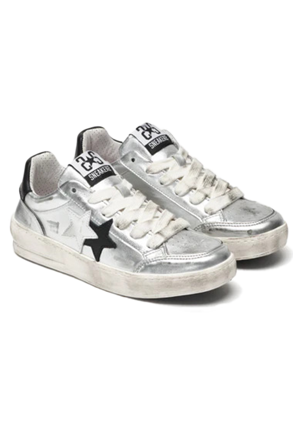 2Star - Sneaker New Star in pelle laminata argento con dettagli in pelle nera e bianca ed effetto "used"