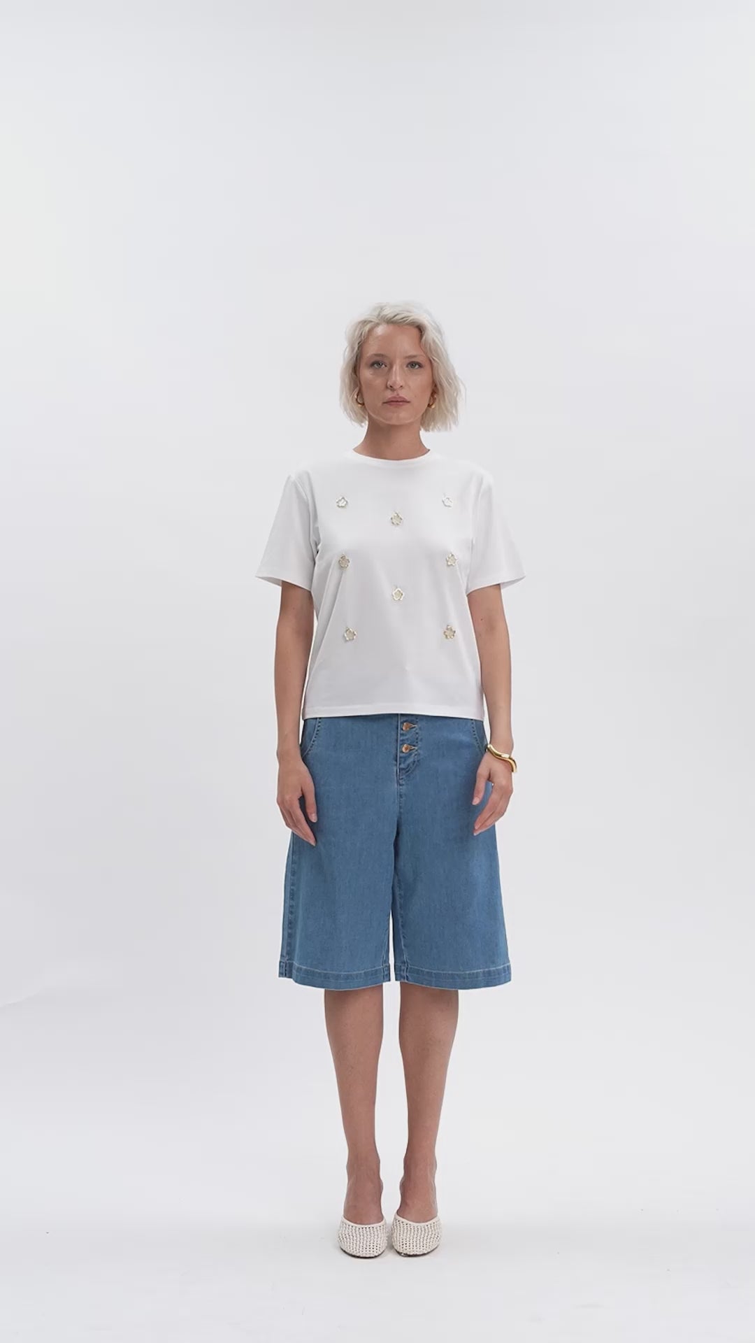 White Wise - T-Shirt over con ciondoli